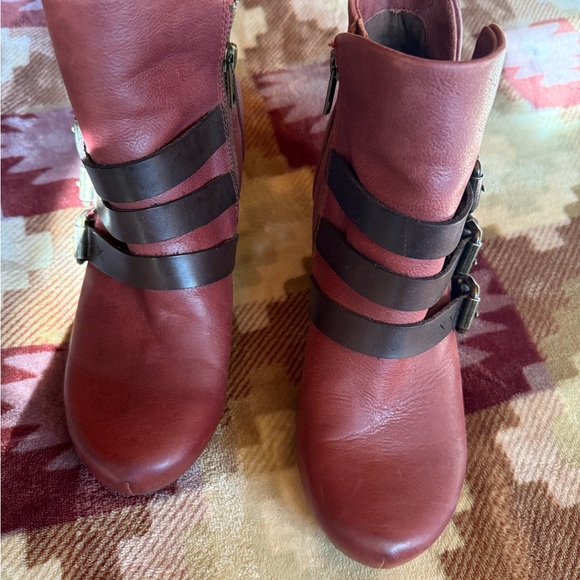 Beautiful OTBT Lasso Booties 8.5 in Red Oak - Picture 3 of 10